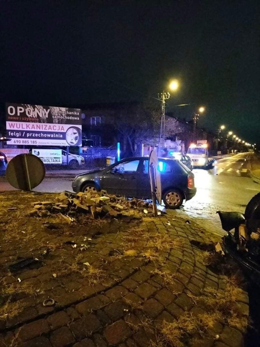 Wypadek w Tomaszowie Mazowieckim. Zderzyły się dwie skody, jedna dachowała. Kierowcy byli pijani [ZDJĘCIA]