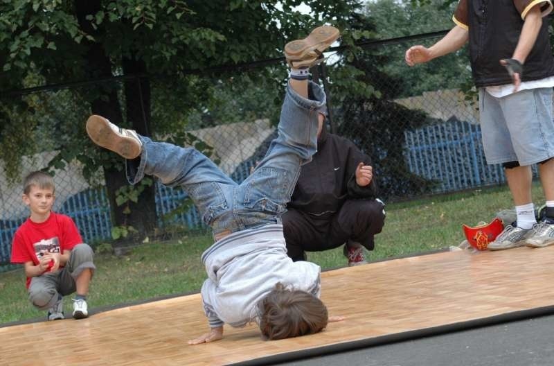 Lukasz Rejdak z Dobrodzienia zbiera ekipe breakdance.