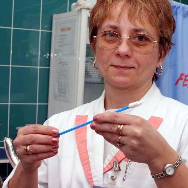 - Pobranie próbki nie trwa długo i niej bolesne. Szybkie zdiagnozowanie choroby może uratować życie - Barbara Malec, starsza pielęgniarka na Oddziale Onkologii w WSS w Rzeszowie. 