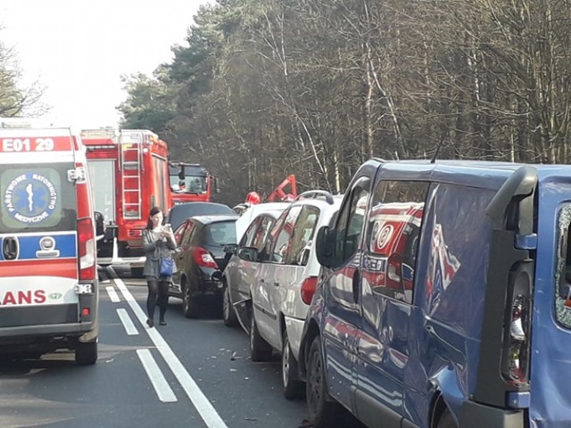 Karambol na drodze krajowej nr 12 koło Piotrkowa Trybunalskiego wydarzył się w czwartek około godziny 15.30 Po wypadku droga była całkowicie zablokowana!