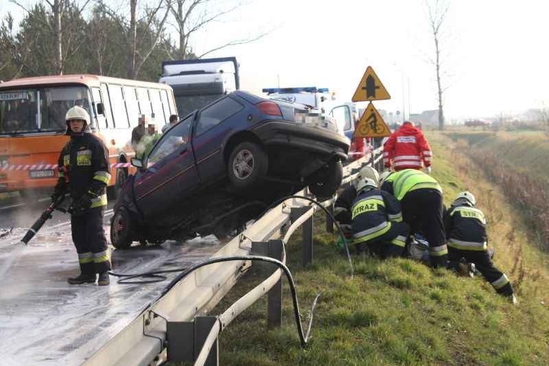 Ledziny - Debska KuLnia: Ford zderzyl sie z ciezarówką.