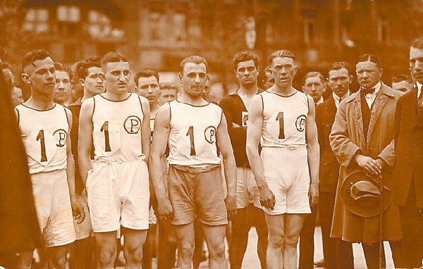 W 1926 roku Władysław Kotlarek (trzeci od lewej) brał  udział w  biegu ulicami Bydgoszczy zorganizowanym przez  ?Dziennik Bydgoski?