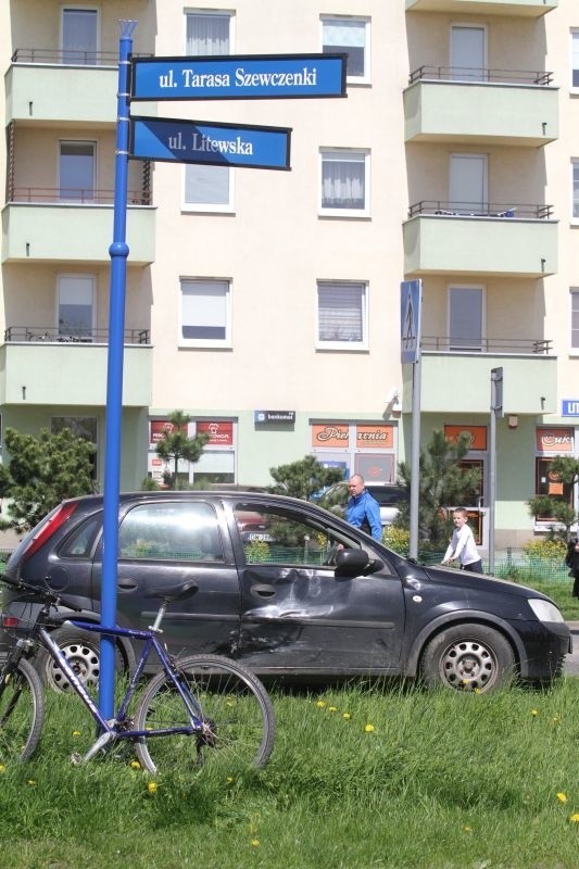 Wypadek na Psim Polu. Zderzenie skutera z samochodem osobowym [ZDJĘCIA]