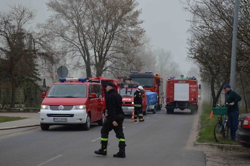 Czempiń: Pożar malarni. Z ogniem walczyło 18 zastępów straży