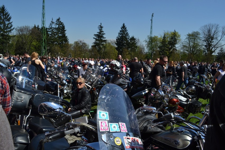 Kilkanaście tysięcy motocyklistów przybyło w niedzielę na...
