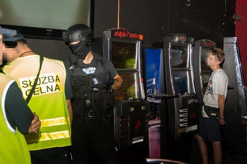 Na miejscu zabezpieczono 8 nielegalnych automatów do gry.