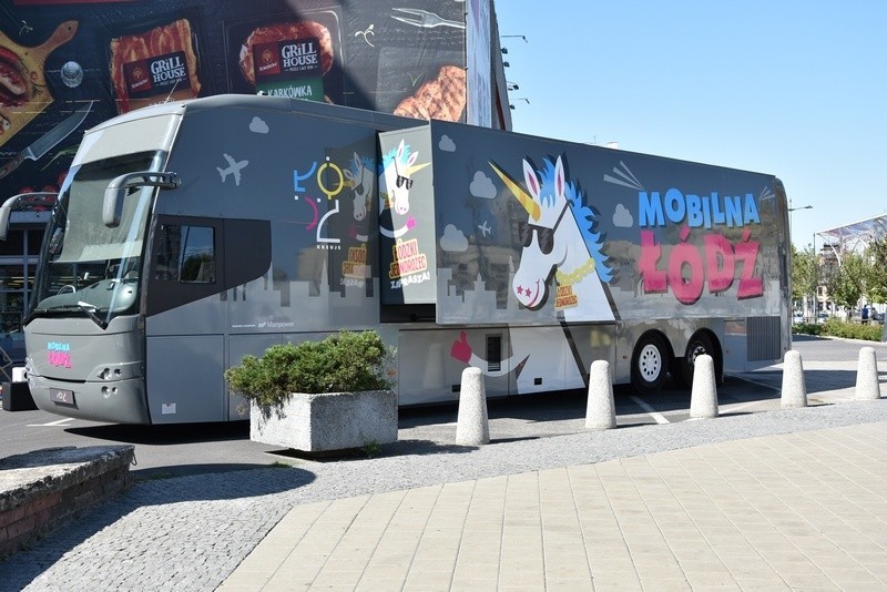 Autobus z kontrowersyjnym jednorożcem wyrusza w Polskę - ma zachęcać do zamieszkania i podjęcia pracy w Łodzi 