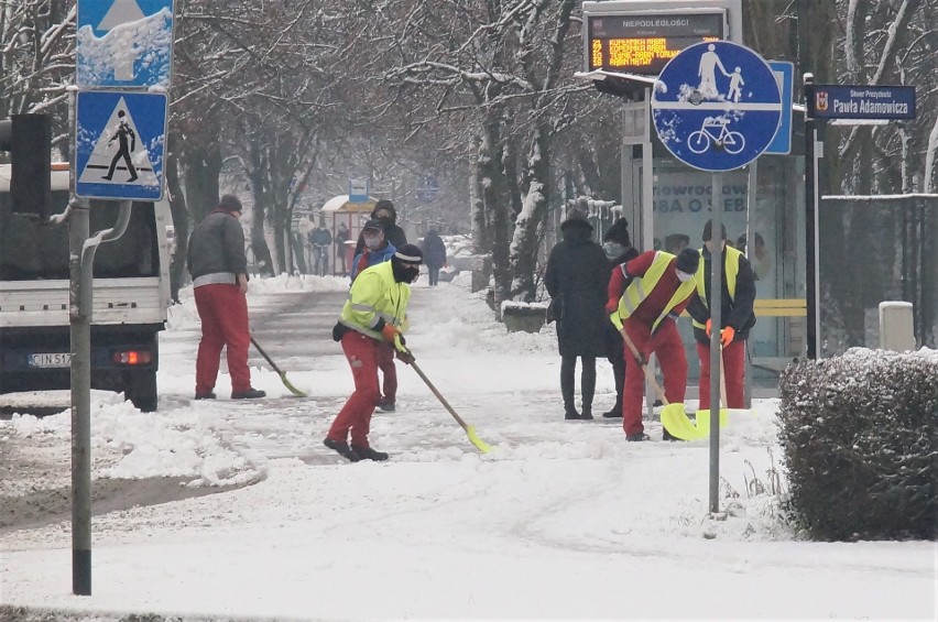 Od rana, 4 stycznia, służby komunalne i drogowe miały w...