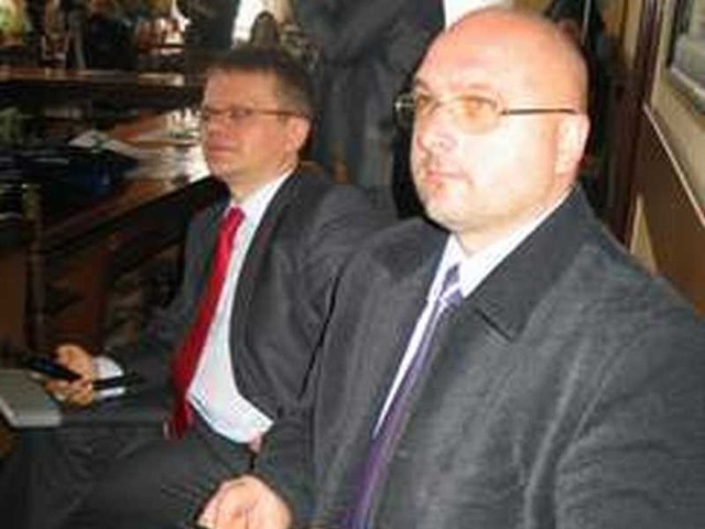 Jednymi z pierwszych, którzy w środę zarejestrowali się w serwisie powiadamiania byli (od prawej) Robert Niedbałowski, wiceprezydent Tarnobrzega i Wojciech Malicki doradca prezydenta ds. mediów