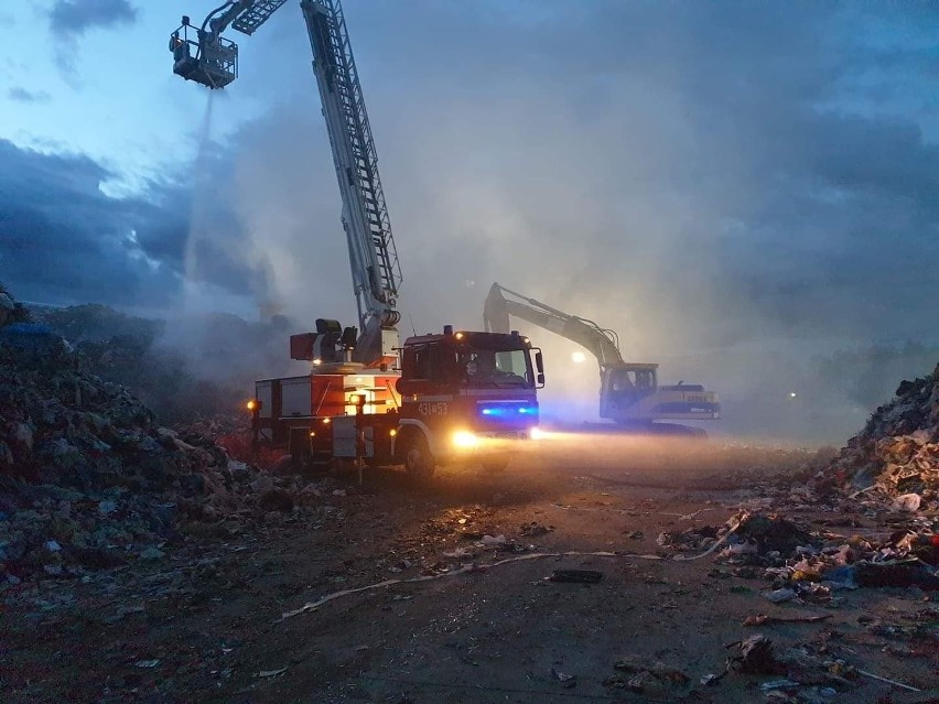 Całą noc strażacy walczyli z ogniem na wysypisku śmieci w Fałkowie!