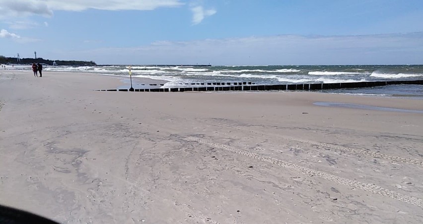 Akcja ratownicza na plaży w Ustce. Surfer stracił deskę i zniknął pod falami