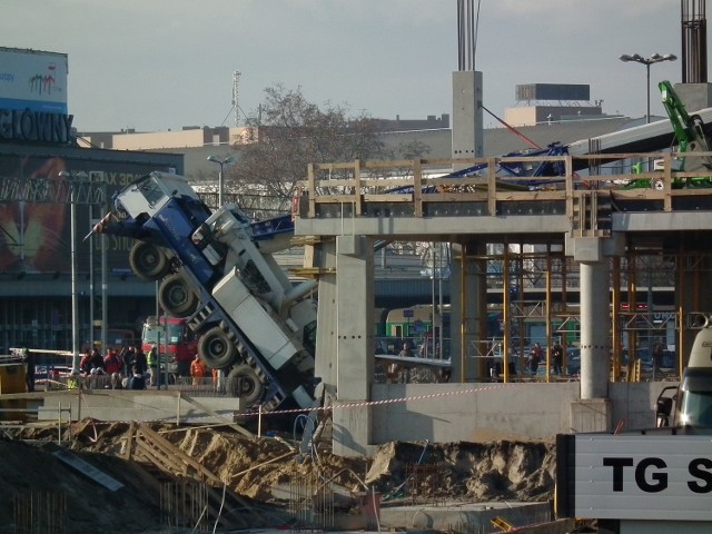 Wypadek na budowie poznańskiego dworca nie był tylko wypadkiem w pracy, ale katastrofą budowlaną.  Proces operatora dźwigu wciąż trwa w sądzie w Poznaniu