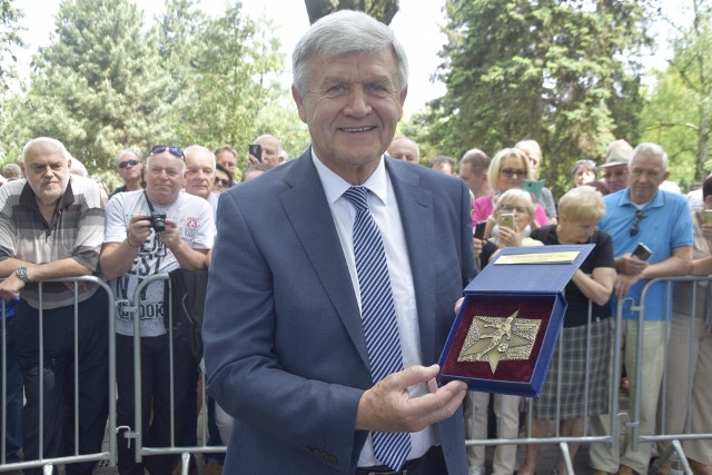 Uroczystość rozpoczęło spotkanie w Teatrze Letnim. Tutaj Włodzimierz Lubański podzielił się z gośćmi m.in. wrażeniami po zdobyciu z reprezentacją Polski złotego medalu na Igrzyskach Olimpijskich w Monachium w 1972 roku czy opinią na temat kondycji polskiej piłki.Po spotkaniu zdjęcia, autografy i wizyta na ciechocińskim Deptaku Sław. Na miejsce przybyły tłumy. Gwiazda legendy polskiego futbolu znalazła się na deptaku wśród takich postaci jak m.in. Zbigniew Boniek czy Irena Szewińska.Flash INFO, odcinek 13 - najważniejsze informacje z Kujaw i Pomorza.