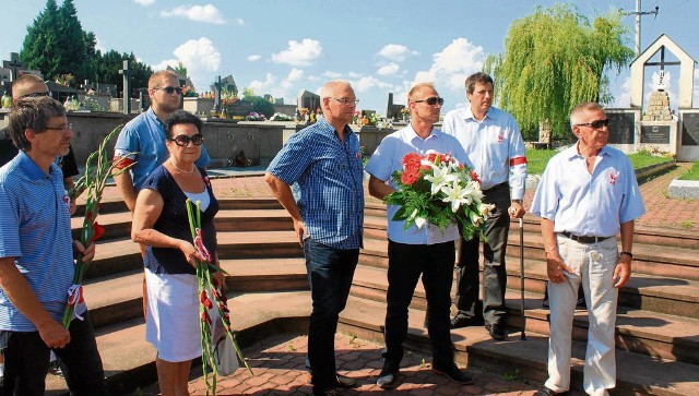 Uczestnicy przemarszu w Proszowicach mieli biało-czerwone opaski i kokardki