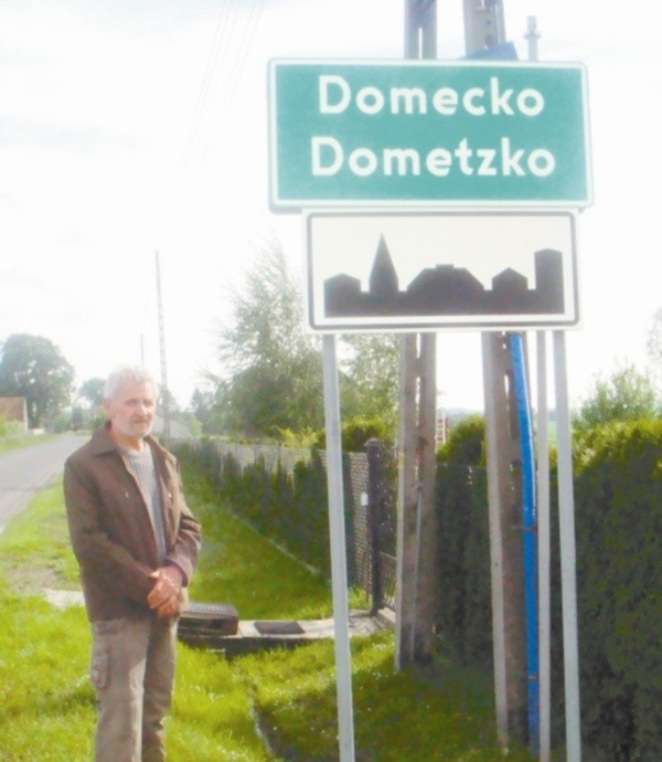 - Doczekaliśmy się podwójnych tablic - cieszy się Henryk Pawleta, sołtys Domecka i członek mniejszości niemieckiej.