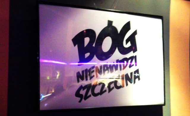 "Bóg nienawidzi Szczecina" - tak głosi jeden z plakatów przygotowanych przez FP Crew.