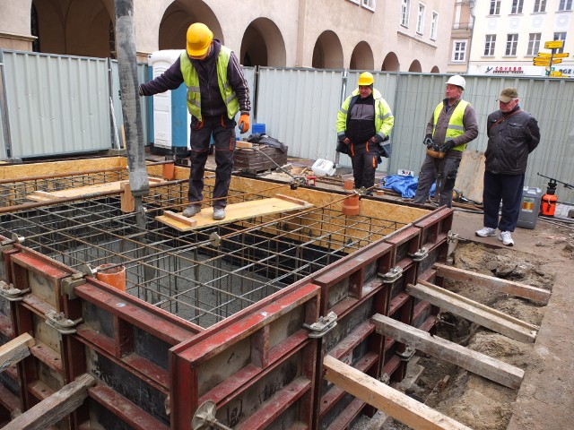 Betonowanie fundamentu pod pomnik na Rynku.