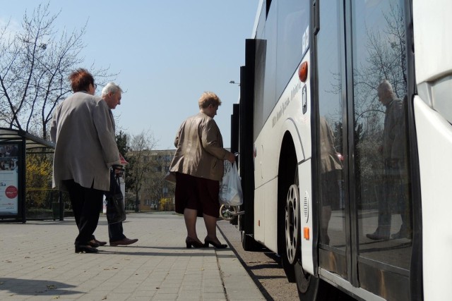 Wykluczenie transportowe jest faktem. W Toruniu nadal istnieją miejsca, do których nie dociera komunikacja miejska albo robi to zdecydowanie za rzadko. Epidemia koronawirusa tylko pogorszyła sytuację pasażerów. - Dochodzi nawet do takich sytuacji, że łatwiej jest dojechać do Portu Drzewnego niż do Czerniewic – mówi Bartosz Piotrowski z Toruńskiego Klubu Miłośników Komunikacji Miejskiej. Które rejony w Toruniu są wykluczone komunikacyjnie? Zobaczcie nasze zestawienie stworzone na podstawie sygnałów Czytelników i członków Toruńskiego Klubu Miłośników Komunikacji Miejskiej.