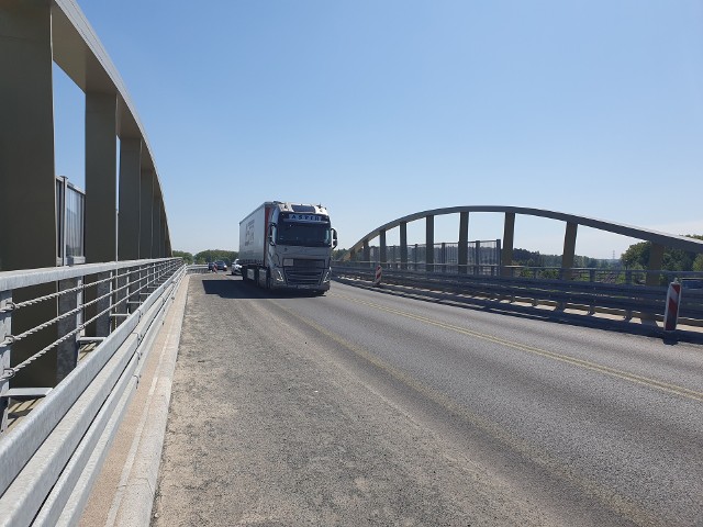Uwaga kierowcy na utrudnienia w Dąbrowie. Drogowcy kończą budowę wiaduktu.