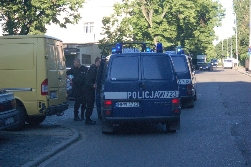 Widowiskowa akcja policji w centrum Szczecina. Agresywny mężczyzna wyrywał się, ile sił [wideo]