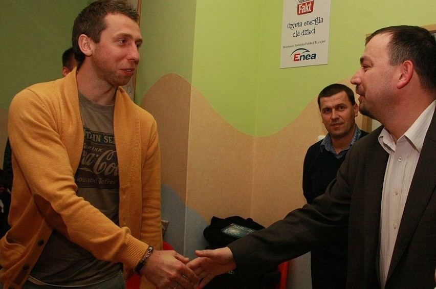 Piłkarza przywitał dyrektor szpitala Kamil Jakubow