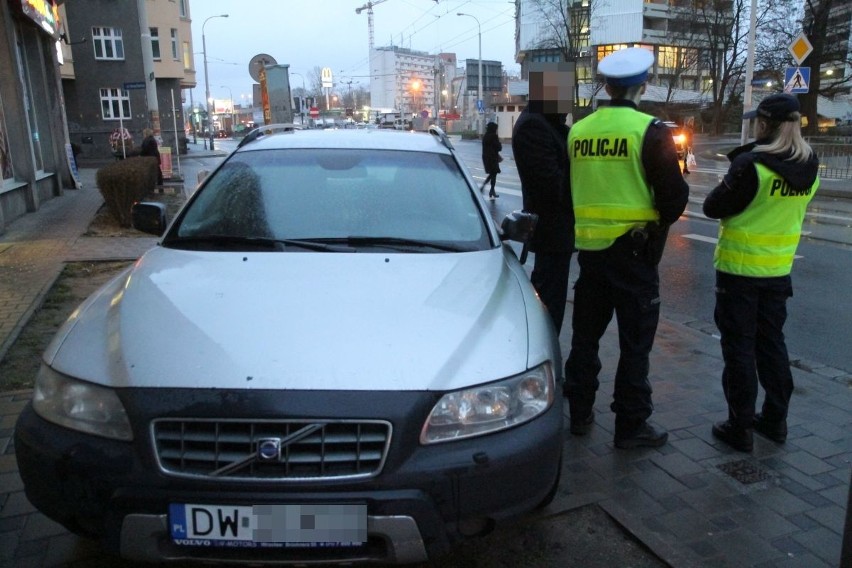 Wypadek volvo i tramwaju linii 9 na Sienkiewicza