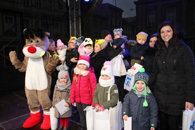 Maluchy dostały nagrody. Finał "Malucha na okładkę" na Jarmarku Bożonarodzeniowym na opolskim Rynku.