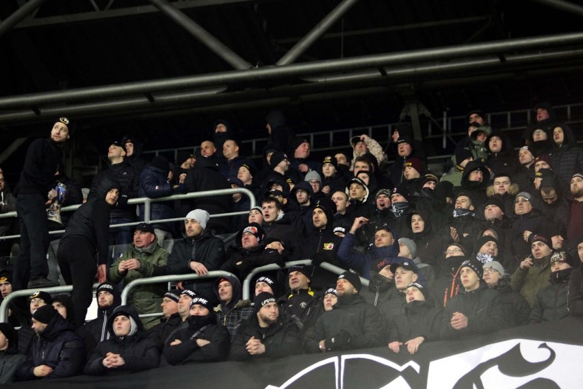 Powrót kibiców na stadiony rozstrzygnie się w środę. Jakie scenariusze są możliwe?