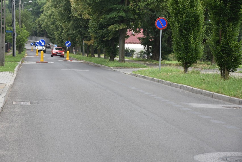 Tarnów. Mniej parkingów przy ul. Piłsudskiego. Miejsca postojowe i szykany powodowały korki na dojeździe do parku wodnego