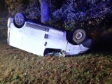 Śmiertelny wypadek na trasie Grabik-Drożków pod Żarami. Samochód wypadł z drogi, dachował i uderzył w drzewo. Nie żyje młody mężczyzna