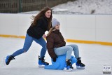 Rozpoczęły się ferie zimowe w Opolskiem. Można korzystać z bezpłatnego lodowiska w Oleśnie