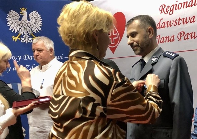 W ubiegły piątek dwóch policjantów z Komendy Miejskiej Policji w Słupsku odebrało odznaczenia „Honorowy Dawca Krwi Zasłużony dla Zdrowia Narodu” nadane przez Ministra Zdrowia.