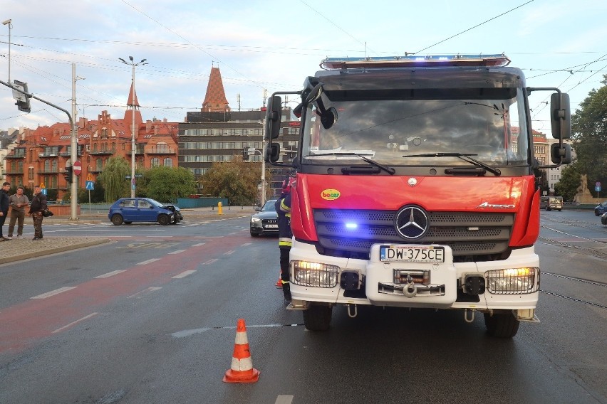 Wóz bojowy straży pożarnej wjechał na sygnale na plac Jana...