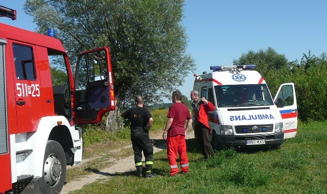 Na miejsce przyjechała karetka pogotowia i straż pożarna. Strażacy na łodzi rozpoczęli poszukiwanie chłopaka