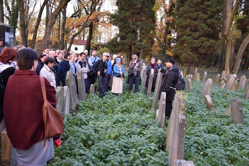 Niezwykła lekcja historii 1 listopada z dr Jackiem Proszykiem na zabytkowym cmentarzu żydowskim w Oświęcimiu [ZDJĘCIA]