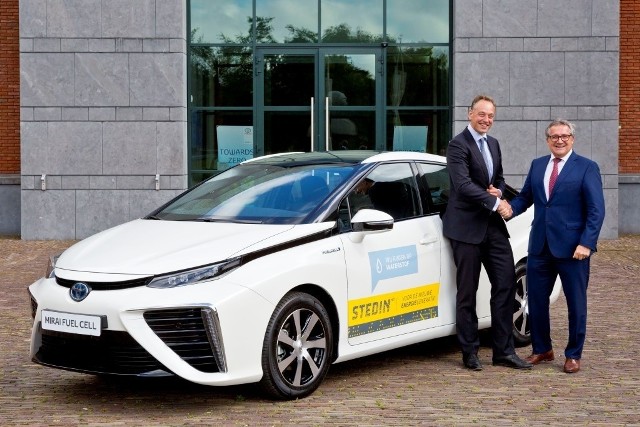 Toyota Mirai Samochód nie emituje żadnych niepożądanych substancji o zasięgu od 550 do 750 km, którego czas tankowania wynosi około trzech minutFot. Toyota