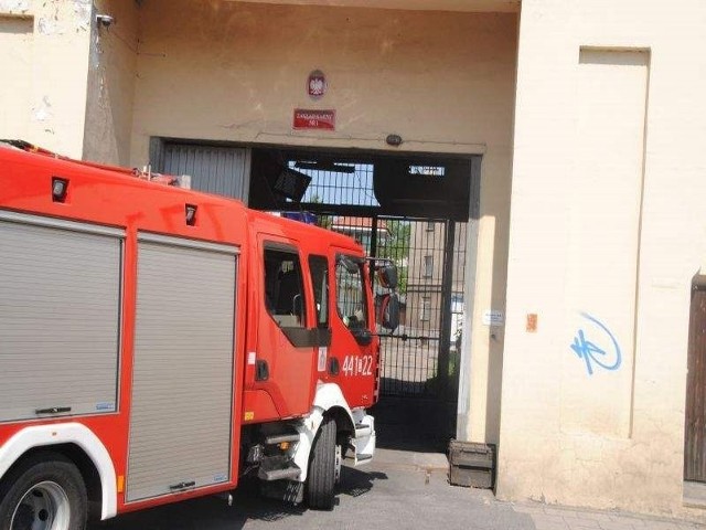 Strażacki wóz przez bramę więzienia wjechał ok. godz. 10.30