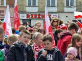 Pucki Sztafetowy Bieg Flagi. Dzieci i młodzież z flagą Polski. Biegali, by uhonorować nadchodzące święta majowe | ZDJĘCIA, WIDEO