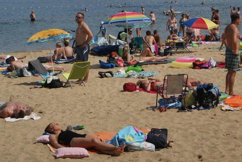 W sobotę nie brakowało chętnych do plażowania nad Pogorią...