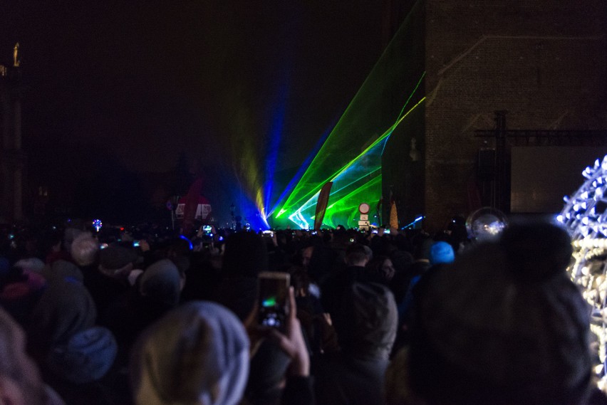 Pokaz laserowy zamiast fajerwerków w centrum Gdańska! Tak świętowano w stolicy województwa [zdjęcia + sonda]