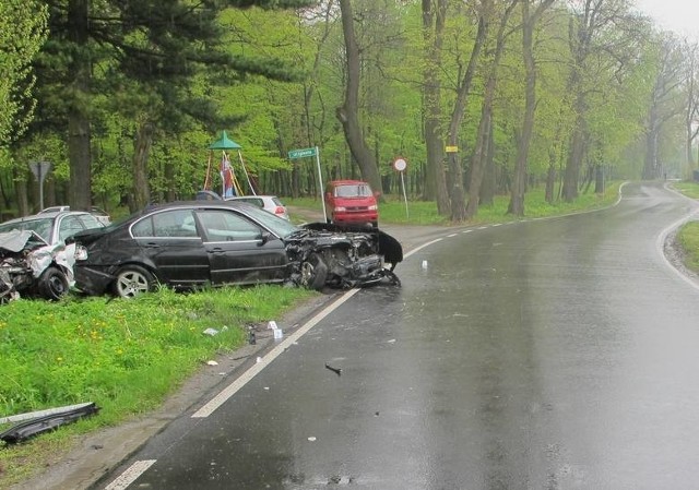 W maju 2017 r. kierujący bmw na łuku drogi stracił panowanie nad pojazdem, zjechał na przeciwległy pas ruchu i zderzył się z peugeotem.