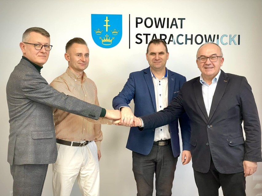 Uczestnicy porozumienia, od lewej: Mirosław Seweryn- wójt...