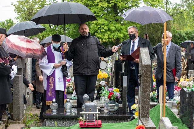 Rodzina, bliscy, artyści, z którymi przyjaźnił się pan Wiesław oraz bydgoszczanie, którzy wspominają go jako serdecznego i otwartego człowieka, pożegnali go we wtorek, 18 maja, na Cmentarzu Parafialnym Matki Bożej Nieustającej Pomocy w Bydgoszczy.