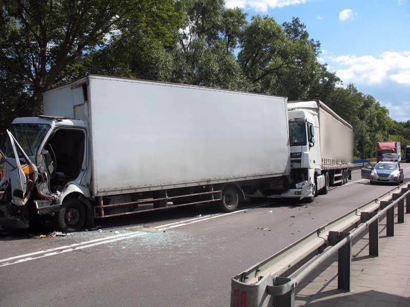 Białobrzegi: Wypadek trzech ciężarówek. Jedna osoba ranna (zdjęcia)