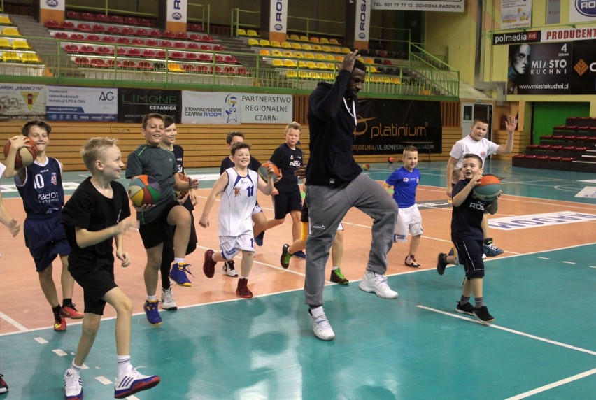 Koszykarze Rosy Radom potrenowali z dziećmi