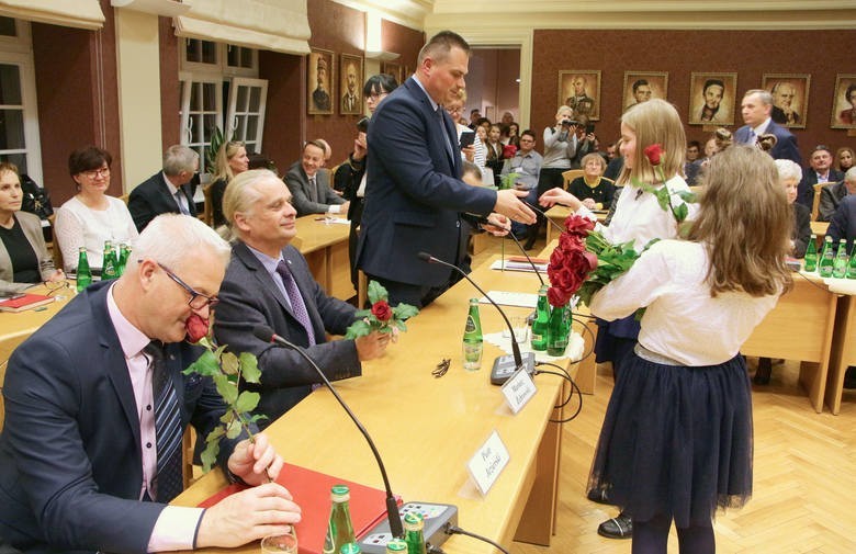 Łukasz Piasecki / na zdjęciu odbiera różę/, radny Koalicji...