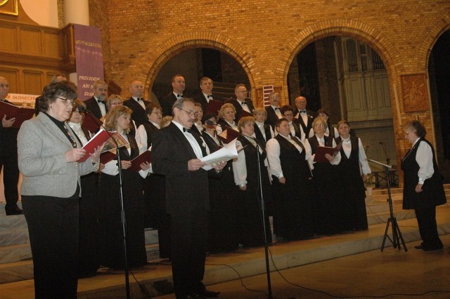 Chór Beati Cantores śpiewał psalmy. Te przełożone na wiersz recytowali także Krystyna Sytnik i Tadeusz Kolańczyk.