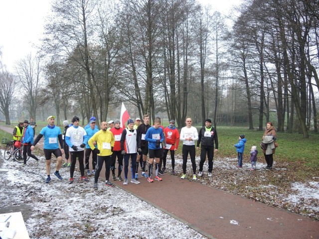 W Biegu Niepodległości w Sławnie wystartowali mężczyźni - na 3 km i kobiety - na 1,5 km. Udział wzięły również dzieci i młodzież. Zobacz także: Święto Niepodległości w Koszalinie. Apel, Defilada i Parada Niepodległości