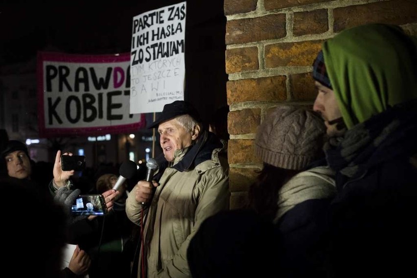 Próbowali zablokować protest studentów na Rynku w Krakowie [ZDJĘCIA, WIDEO]