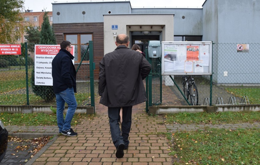 Wybory samorządowe 2018. Mieszkańcy Oświęcimia licznie ruszyli do urn. Głosował też Janusz Chwierut [ZDJĘCIA]